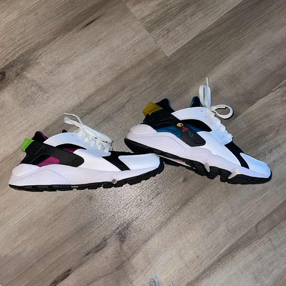 Nike Huarache peace love swoosh size 7 W